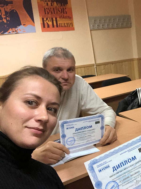 Фото студентов выпускников учебного центра Успех по курсу Садовник-Дизайнер Вера Пироговская, Оксана Рыженко, Дмитрий Линский В учебном центре Успех (Киев) состоялся новый выпуск группы по специальности «Садовник-Дизайнер», преподаватель Оверченко Тамара Михалйовна
